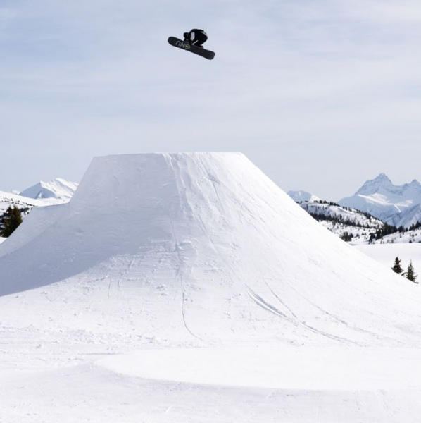 GNU Banked Country Snowboard 2024
